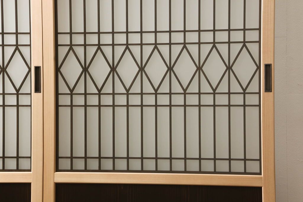 ガラス戸2枚を新規製作!当店のオーダー家具を参考にご希望のサイズで。両面ガラス仕様で引き手・戸車取り付け。本体色味は当店商品を参考に着色。(引き戸、建具)