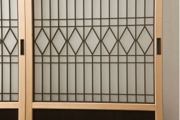 ガラス戸2枚を新規製作!当店のオーダー家具を参考にご希望のサイズで。両面ガラス仕様で引き手・戸車取り付け。本体色味は当店商品を参考に着色。(引き戸、建具)