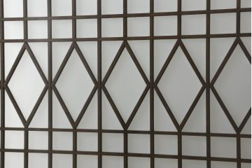 ガラス戸2枚を新規製作!当店のオーダー家具を参考にご希望のサイズで。両面ガラス仕様で引き手・戸車取り付け。本体色味は当店商品を参考に着色。(引き戸、建具)