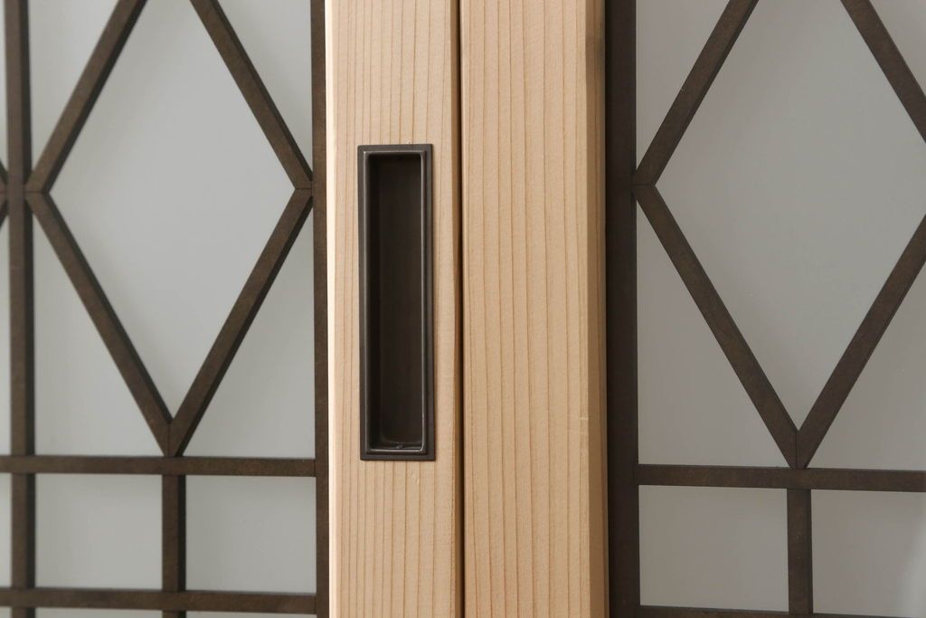 ガラス戸2枚を新規製作!当店のオーダー家具を参考にご希望のサイズで。両面ガラス仕様で引き手・戸車取り付け。本体色味は当店商品を参考に着色。(引き戸、建具)