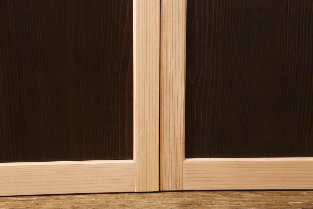 ガラス戸2枚を新規製作!当店のオーダー家具を参考にご希望のサイズで。両面ガラス仕様で引き手・戸車取り付け。本体色味は当店商品を参考に着色。(引き戸、建具)