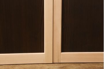 ガラス戸2枚を新規製作!当店のオーダー家具を参考にご希望のサイズで。両面ガラス仕様で引き手・戸車取り付け。本体色味は当店商品を参考に着色。(引き戸、建具)