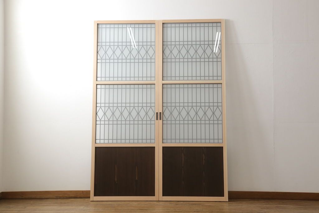ガラス戸2枚を新規製作!当店のオーダー家具を参考にご希望のサイズで。両面ガラス仕様で引き手・戸車取り付け。本体色味は当店商品を参考に着色。(引き戸、建具)