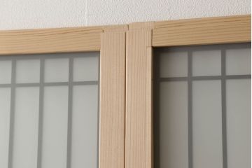 ガラス戸2枚を新規製作!当店のオーダー家具を参考にご希望のサイズで。両面ガラス仕様で引き手・戸車取り付け。本体色味は当店商品を参考に着色。(引き戸、建具)