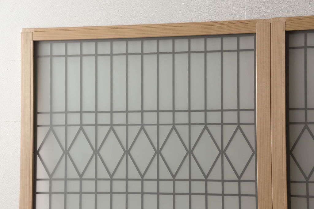 ガラス戸2枚を新規製作!当店のオーダー家具を参考にご希望のサイズで。両面ガラス仕様で引き手・戸車取り付け。本体色味は当店商品を参考に着色。(引き戸、建具)