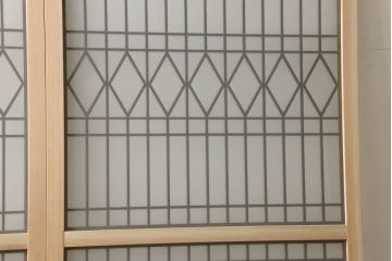 ガラス戸2枚を新規製作!当店のオーダー家具を参考にご希望のサイズで。両面ガラス仕様で引き手・戸車取り付け。本体色味は当店商品を参考に着色。(引き戸、建具)