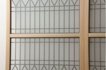 ガラス戸2枚を新規製作!当店のオーダー家具を参考にご希望のサイズで。両面ガラス仕様で引き手・戸車取り付け。本体色味は当店商品を参考に着色。(引き戸、建具)