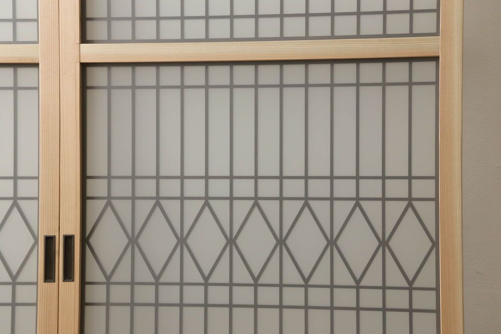 ガラス戸2枚を新規製作!当店のオーダー家具を参考にご希望のサイズで。両面ガラス仕様で引き手・戸車取り付け。本体色味は当店商品を参考に着色。(引き戸、建具)