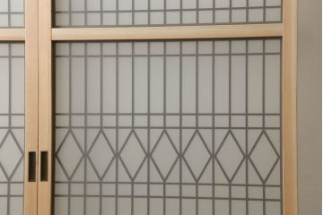 ガラス戸2枚を新規製作!当店のオーダー家具を参考にご希望のサイズで。両面ガラス仕様で引き手・戸車取り付け。本体色味は当店商品を参考に着色。(引き戸、建具)