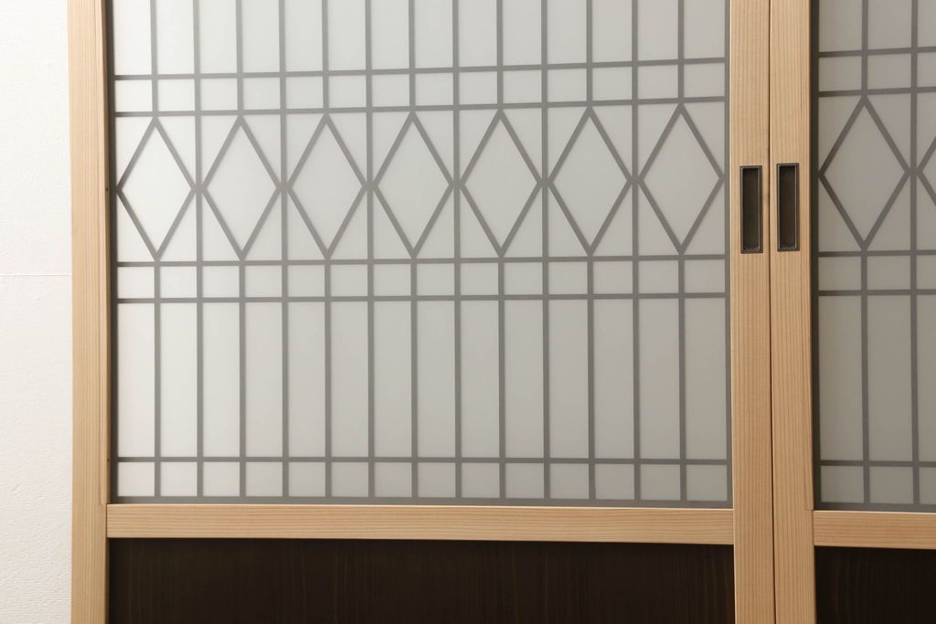 ガラス戸2枚を新規製作!当店のオーダー家具を参考にご希望のサイズで。両面ガラス仕様で引き手・戸車取り付け。本体色味は当店商品を参考に着色。(引き戸、建具)