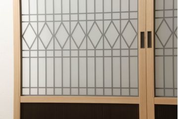 ガラス戸2枚を新規製作!当店のオーダー家具を参考にご希望のサイズで。両面ガラス仕様で引き手・戸車取り付け。本体色味は当店商品を参考に着色。(引き戸、建具)