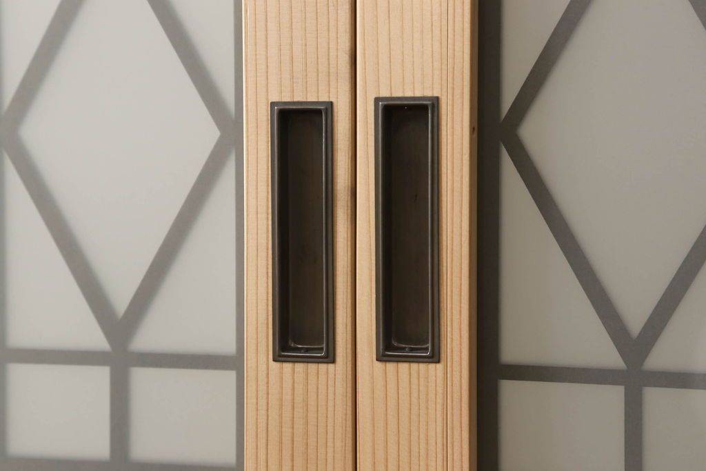 ガラス戸2枚を新規製作!当店のオーダー家具を参考にご希望のサイズで。両面ガラス仕様で引き手・戸車取り付け。本体色味は当店商品を参考に着色。(引き戸、建具)