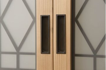 ガラス戸2枚を新規製作!当店のオーダー家具を参考にご希望のサイズで。両面ガラス仕様で引き手・戸車取り付け。本体色味は当店商品を参考に着色。(引き戸、建具)