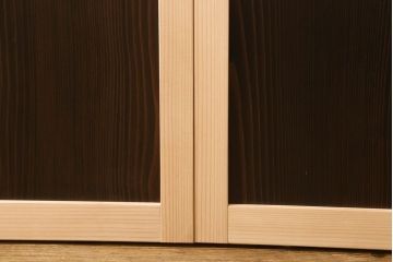 ガラス戸2枚を新規製作!当店のオーダー家具を参考にご希望のサイズで。両面ガラス仕様で引き手・戸車取り付け。本体色味は当店商品を参考に着色。(引き戸、建具)