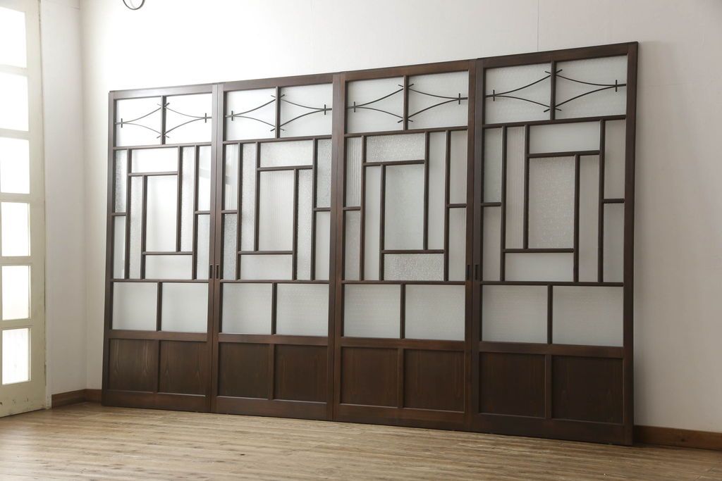 ガラス戸4枚を新規製作!当店商品を参考にしたデザイン、指定サイズにて。支給されたガラス・ダイヤ・銀モール・結霜、すりガラスを使用。本体は古民家の雰囲気に合うような自然な仕上がりに着色。(引き戸)