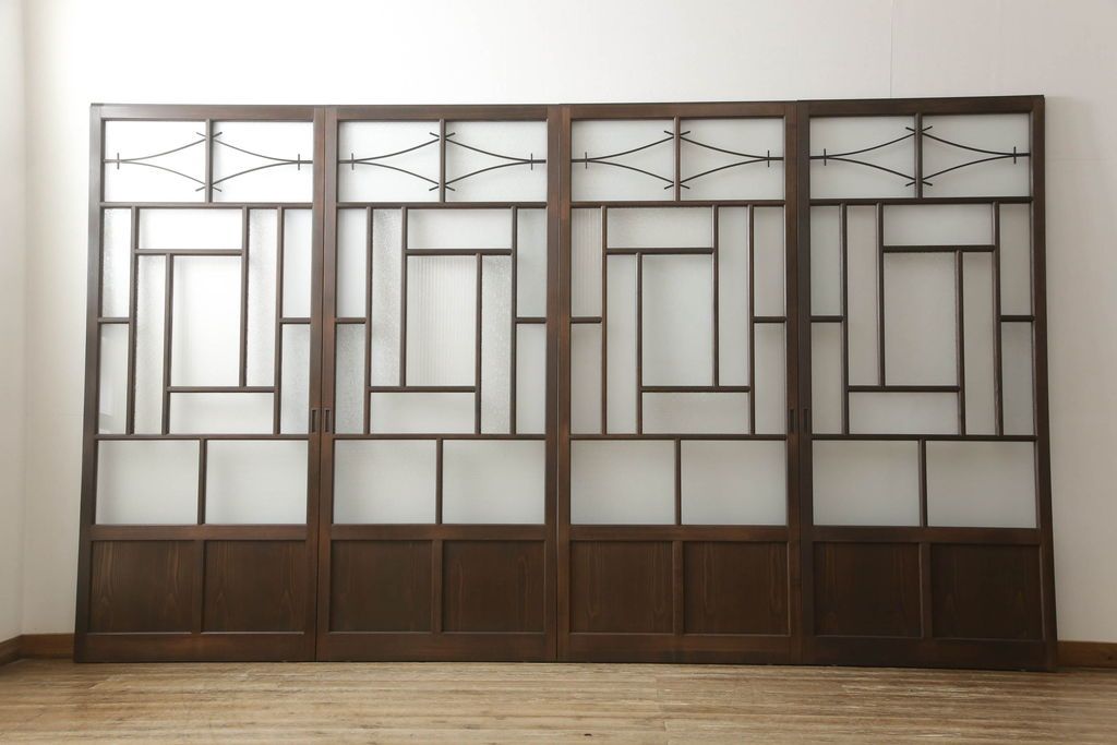 ガラス戸4枚を新規製作!当店商品を参考にしたデザイン、指定サイズにて。支給されたガラス・ダイヤ・銀モール・結霜、すりガラスを使用。本体は古民家の雰囲気に合うような自然な仕上がりに着色。(引き戸)