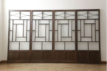 ガラス戸4枚を新規製作!当店商品を参考にしたデザイン、指定サイズにて。支給されたガラス・ダイヤ・銀モール・結霜、すりガラスを使用。本体は古民家の雰囲気に合うような自然な仕上がりに着色。(引き戸)