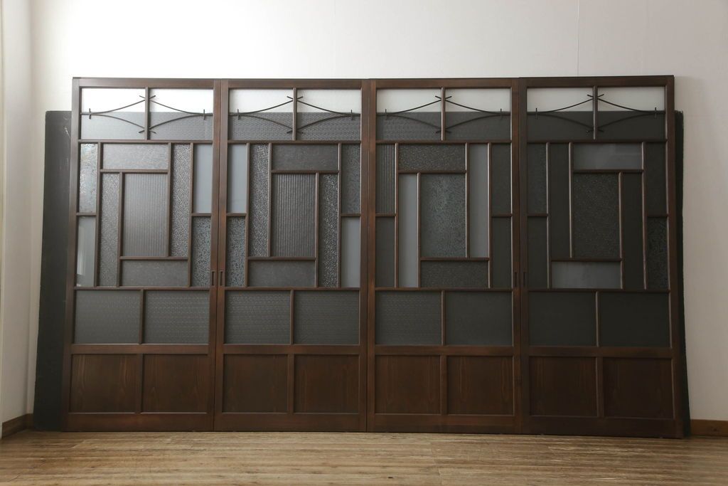 ガラス戸4枚を新規製作!当店商品を参考にしたデザイン、指定サイズにて。支給されたガラス・ダイヤ・銀モール・結霜、すりガラスを使用。本体は古民家の雰囲気に合うような自然な仕上がりに着色。(引き戸)