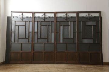 ガラス戸4枚を新規製作!当店商品を参考にしたデザイン、指定サイズにて。支給されたガラス・ダイヤ・銀モール・結霜、すりガラスを使用。本体は古民家の雰囲気に合うような自然な仕上がりに着色。(引き戸)