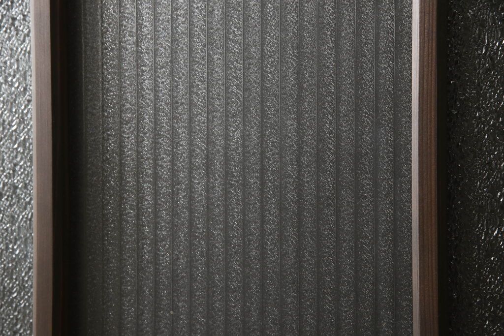 ガラス戸4枚を新規製作!当店商品を参考にしたデザイン、指定サイズにて。支給されたガラス・ダイヤ・銀モール・結霜、すりガラスを使用。本体は古民家の雰囲気に合うような自然な仕上がりに着色。(引き戸)