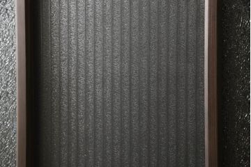 ガラス戸4枚を新規製作!当店商品を参考にしたデザイン、指定サイズにて。支給されたガラス・ダイヤ・銀モール・結霜、すりガラスを使用。本体は古民家の雰囲気に合うような自然な仕上がりに着色。(引き戸)