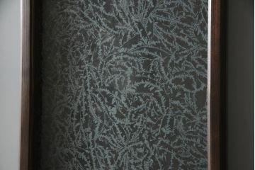 ガラス戸4枚を新規製作!当店商品を参考にしたデザイン、指定サイズにて。支給されたガラス・ダイヤ・銀モール・結霜、すりガラスを使用。本体は古民家の雰囲気に合うような自然な仕上がりに着色。(引き戸)