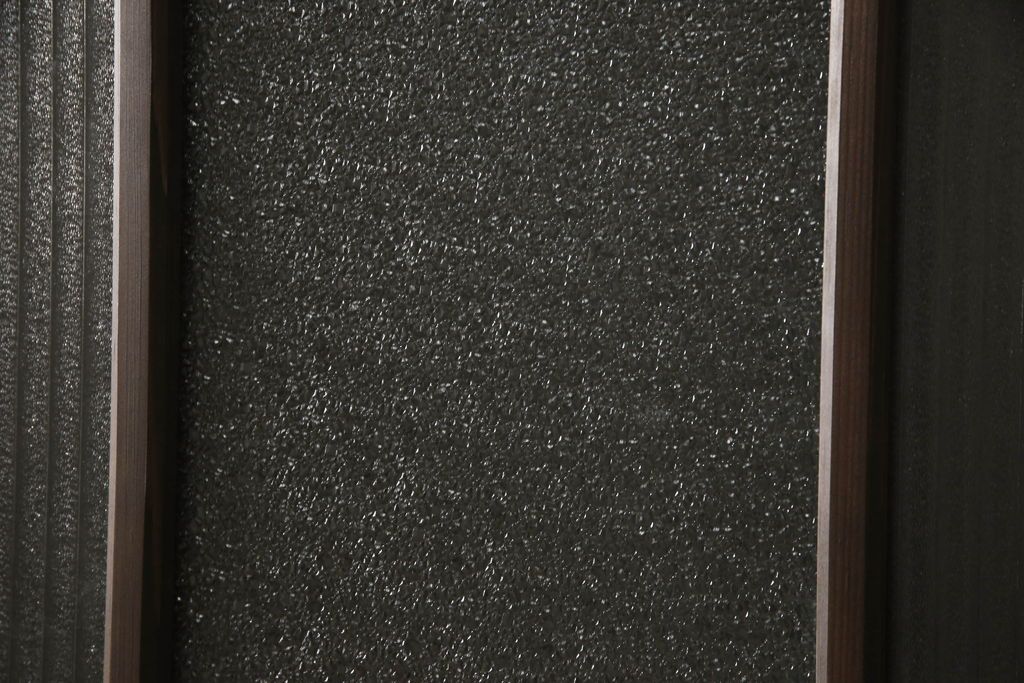 ガラス戸4枚を新規製作!当店商品を参考にしたデザイン、指定サイズにて。支給されたガラス・ダイヤ・銀モール・結霜、すりガラスを使用。本体は古民家の雰囲気に合うような自然な仕上がりに着色。(引き戸)