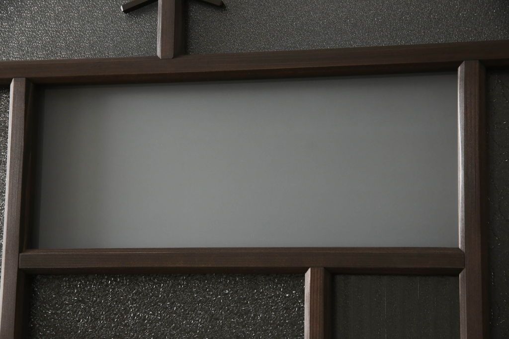 ガラス戸4枚を新規製作!当店商品を参考にしたデザイン、指定サイズにて。支給されたガラス・ダイヤ・銀モール・結霜、すりガラスを使用。本体は古民家の雰囲気に合うような自然な仕上がりに着色。(引き戸)