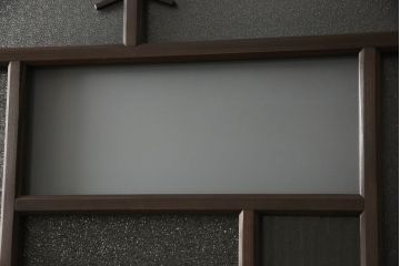 ガラス戸4枚を新規製作!当店商品を参考にしたデザイン、指定サイズにて。支給されたガラス・ダイヤ・銀モール・結霜、すりガラスを使用。本体は古民家の雰囲気に合うような自然な仕上がりに着色。(引き戸)