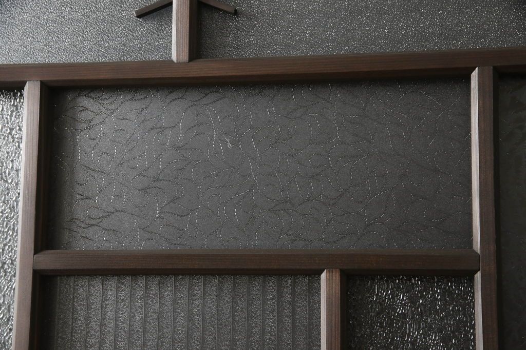 ガラス戸4枚を新規製作!当店商品を参考にしたデザイン、指定サイズにて。支給されたガラス・ダイヤ・銀モール・結霜、すりガラスを使用。本体は古民家の雰囲気に合うような自然な仕上がりに着色。(引き戸)