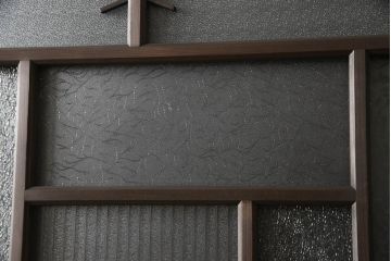 ガラス戸4枚を新規製作!当店商品を参考にしたデザイン、指定サイズにて。支給されたガラス・ダイヤ・銀モール・結霜、すりガラスを使用。本体は古民家の雰囲気に合うような自然な仕上がりに着色。(引き戸)