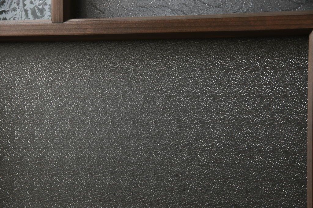 ガラス戸4枚を新規製作!当店商品を参考にしたデザイン、指定サイズにて。支給されたガラス・ダイヤ・銀モール・結霜、すりガラスを使用。本体は古民家の雰囲気に合うような自然な仕上がりに着色。(引き戸)