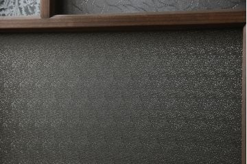 ガラス戸4枚を新規製作!当店商品を参考にしたデザイン、指定サイズにて。支給されたガラス・ダイヤ・銀モール・結霜、すりガラスを使用。本体は古民家の雰囲気に合うような自然な仕上がりに着色。(引き戸)