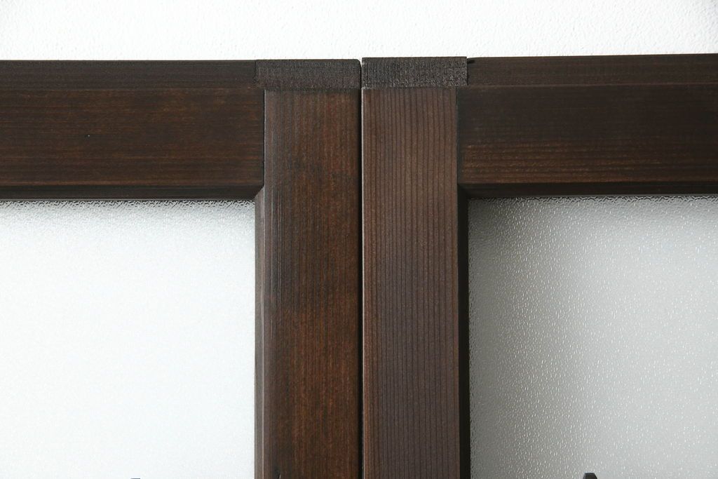 ガラス戸4枚を新規製作!当店商品を参考にしたデザイン、指定サイズにて。支給されたガラス・ダイヤ・銀モール・結霜、すりガラスを使用。本体は古民家の雰囲気に合うような自然な仕上がりに着色。(引き戸)