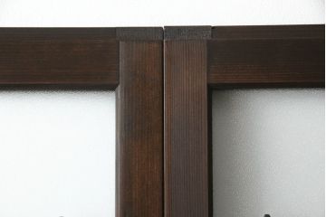 ガラス戸4枚を新規製作!当店商品を参考にしたデザイン、指定サイズにて。支給されたガラス・ダイヤ・銀モール・結霜、すりガラスを使用。本体は古民家の雰囲気に合うような自然な仕上がりに着色。(引き戸)