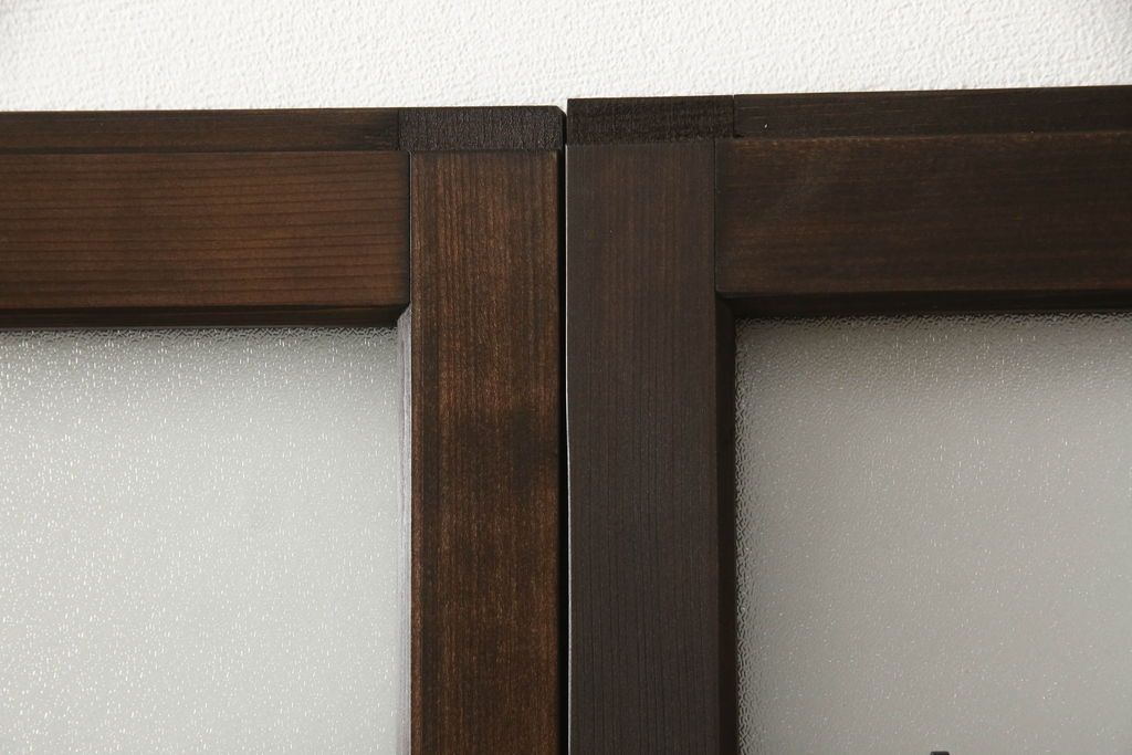 ガラス戸4枚を新規製作!当店商品を参考にしたデザイン、指定サイズにて。支給されたガラス・ダイヤ・銀モール・結霜、すりガラスを使用。本体は古民家の雰囲気に合うような自然な仕上がりに着色。(引き戸)