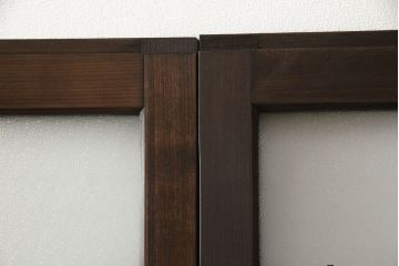 ガラス戸4枚を新規製作!当店商品を参考にしたデザイン、指定サイズにて。支給されたガラス・ダイヤ・銀モール・結霜、すりガラスを使用。本体は古民家の雰囲気に合うような自然な仕上がりに着色。(引き戸)