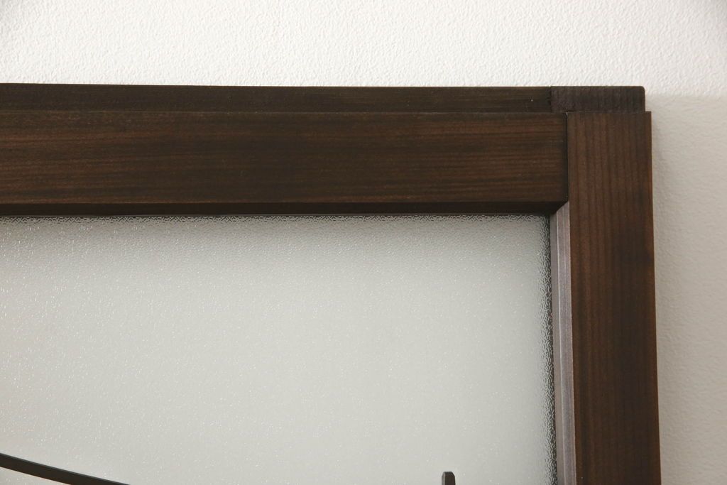 ガラス戸4枚を新規製作!当店商品を参考にしたデザイン、指定サイズにて。支給されたガラス・ダイヤ・銀モール・結霜、すりガラスを使用。本体は古民家の雰囲気に合うような自然な仕上がりに着色。(引き戸)