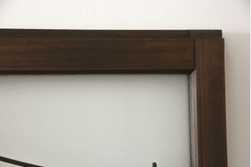 ガラス戸4枚を新規製作!当店商品を参考にしたデザイン、指定サイズにて。支給されたガラス・ダイヤ・銀モール・結霜、すりガラスを使用。本体は古民家の雰囲気に合うような自然な仕上がりに着色。(引き戸)