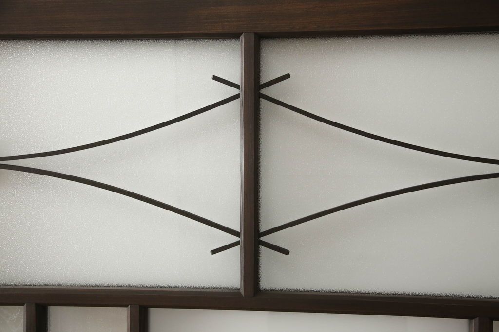 ガラス戸4枚を新規製作!当店商品を参考にしたデザイン、指定サイズにて。支給されたガラス・ダイヤ・銀モール・結霜、すりガラスを使用。本体は古民家の雰囲気に合うような自然な仕上がりに着色。(引き戸)