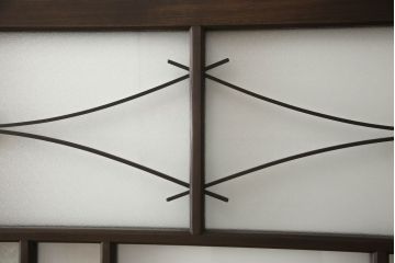 ガラス戸4枚を新規製作!当店商品を参考にしたデザイン、指定サイズにて。支給されたガラス・ダイヤ・銀モール・結霜、すりガラスを使用。本体は古民家の雰囲気に合うような自然な仕上がりに着色。(引き戸)