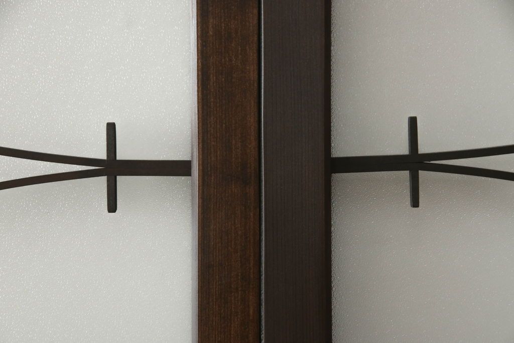 ガラス戸4枚を新規製作!当店商品を参考にしたデザイン、指定サイズにて。支給されたガラス・ダイヤ・銀モール・結霜、すりガラスを使用。本体は古民家の雰囲気に合うような自然な仕上がりに着色。(引き戸)