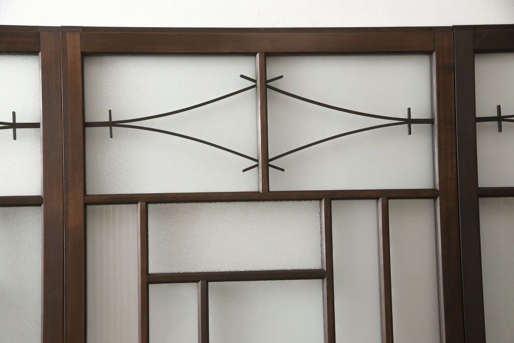 ガラス戸4枚を新規製作!当店商品を参考にしたデザイン、指定サイズにて。支給されたガラス・ダイヤ・銀モール・結霜、すりガラスを使用。本体は古民家の雰囲気に合うような自然な仕上がりに着色。(引き戸)