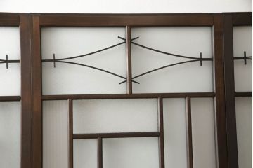 ガラス戸4枚を新規製作!当店商品を参考にしたデザイン、指定サイズにて。支給されたガラス・ダイヤ・銀モール・結霜、すりガラスを使用。本体は古民家の雰囲気に合うような自然な仕上がりに着色。(引き戸)