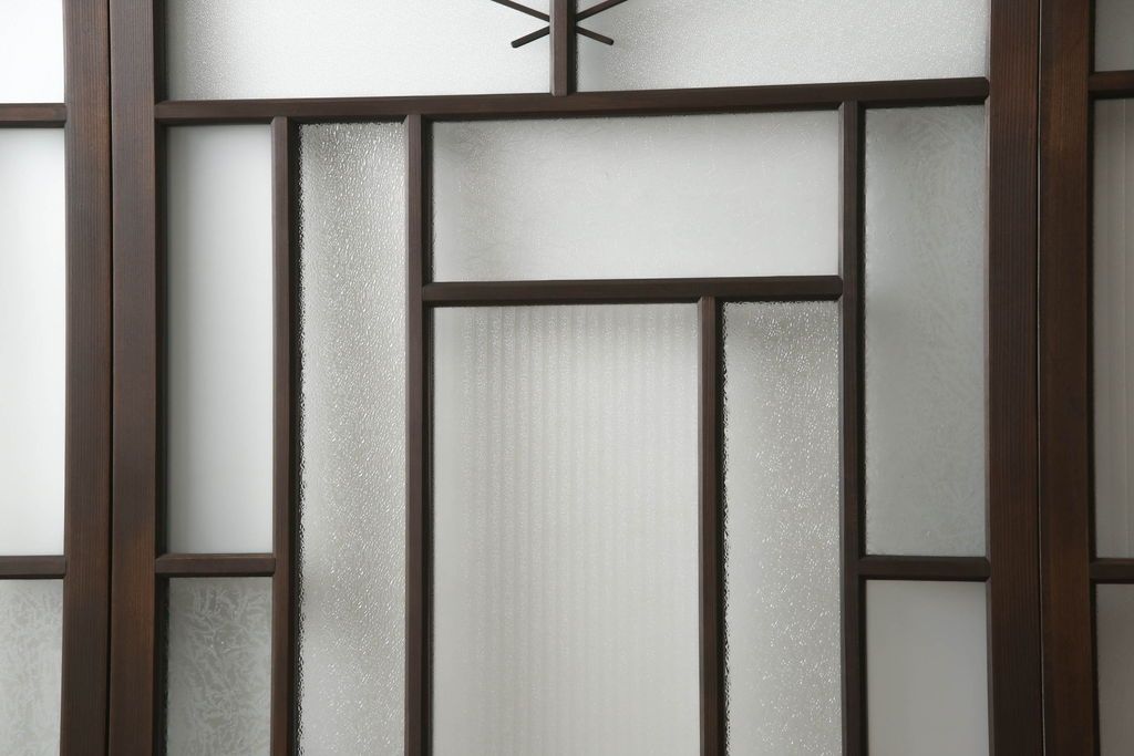 ガラス戸4枚を新規製作!当店商品を参考にしたデザイン、指定サイズにて。支給されたガラス・ダイヤ・銀モール・結霜、すりガラスを使用。本体は古民家の雰囲気に合うような自然な仕上がりに着色。(引き戸)