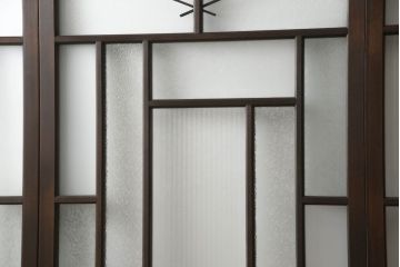 ガラス戸4枚を新規製作!当店商品を参考にしたデザイン、指定サイズにて。支給されたガラス・ダイヤ・銀モール・結霜、すりガラスを使用。本体は古民家の雰囲気に合うような自然な仕上がりに着色。(引き戸)