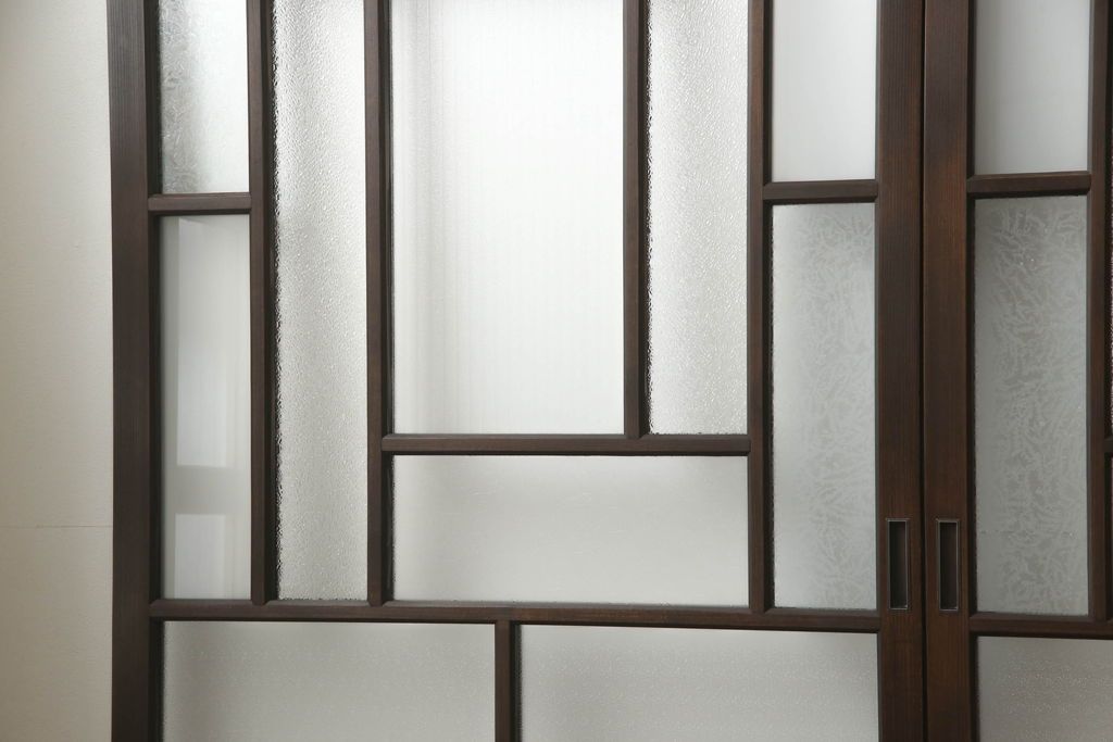 ガラス戸4枚を新規製作!当店商品を参考にしたデザイン、指定サイズにて。支給されたガラス・ダイヤ・銀モール・結霜、すりガラスを使用。本体は古民家の雰囲気に合うような自然な仕上がりに着色。(引き戸)