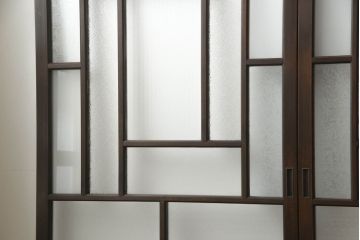 ガラス戸4枚を新規製作!当店商品を参考にしたデザイン、指定サイズにて。支給されたガラス・ダイヤ・銀モール・結霜、すりガラスを使用。本体は古民家の雰囲気に合うような自然な仕上がりに着色。(引き戸)