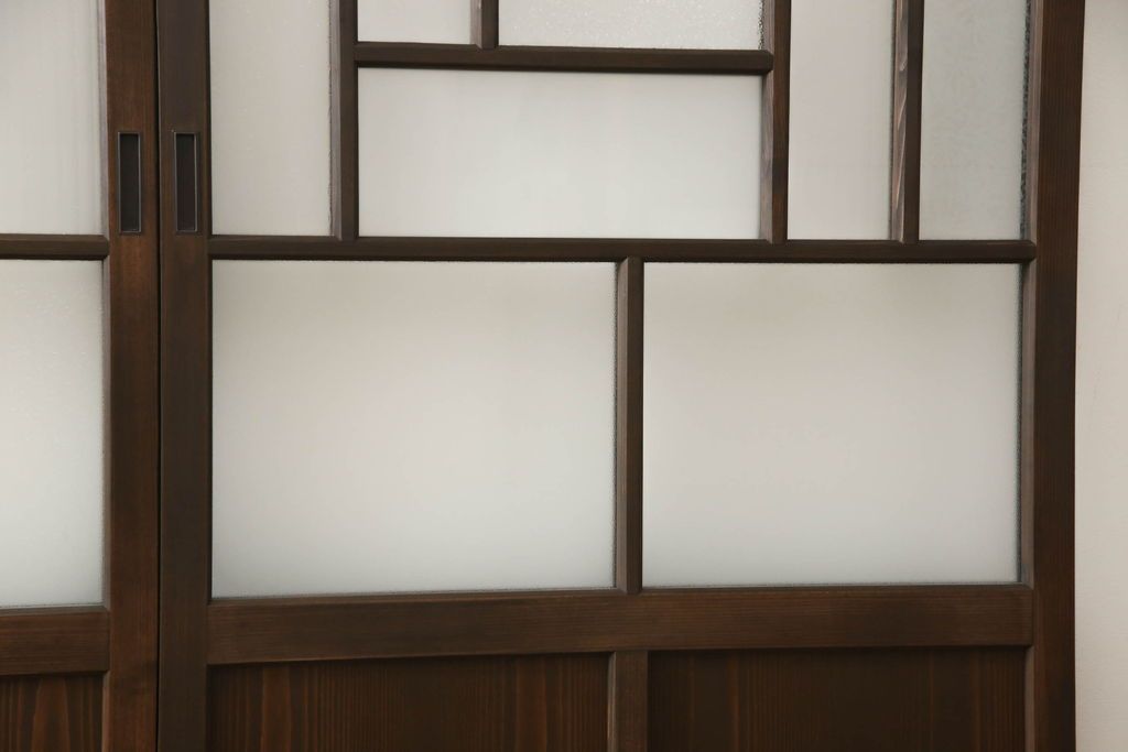 ガラス戸4枚を新規製作!当店商品を参考にしたデザイン、指定サイズにて。支給されたガラス・ダイヤ・銀モール・結霜、すりガラスを使用。本体は古民家の雰囲気に合うような自然な仕上がりに着色。(引き戸)