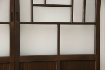 ガラス戸4枚を新規製作!当店商品を参考にしたデザイン、指定サイズにて。支給されたガラス・ダイヤ・銀モール・結霜、すりガラスを使用。本体は古民家の雰囲気に合うような自然な仕上がりに着色。(引き戸)